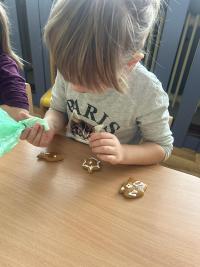 Pecieme medovniky Pecieme medovniky