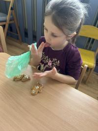 Pecieme medovniky Pecieme medovniky