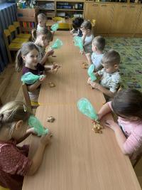 Pecieme medovniky Pecieme medovniky